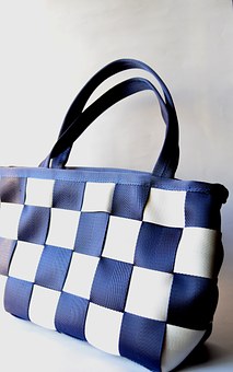 NAUTICAL PURSES & HANDBAGS– THAT PERFECT ACCESSORY TO COMPLETE YOUR OUTFIT